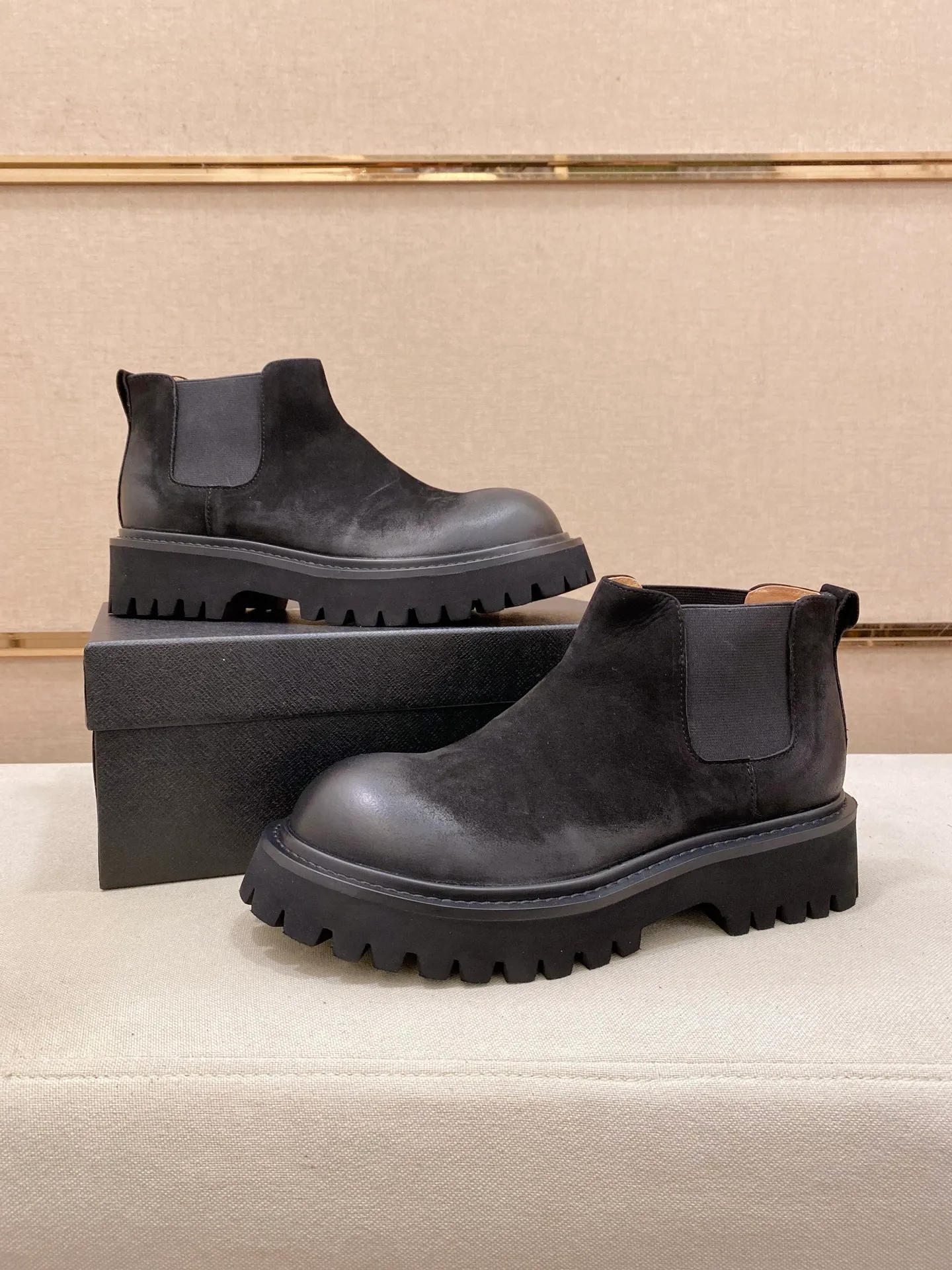 Factory price 580💰 The new PRADA (Prada) counters are launched simultaneously, new men's shoes, 😘fabrics are selected from cowhide. Lining: Full sheepskin lining. 👍🏿 High-end ☄️ air-cushion molded anti-slip rubber outsole, exquisite lines, simple and elegant, comfortable and high-end for leisure travel. Number of yards: 38 to 44. Can be ordered for 45 non-refundable